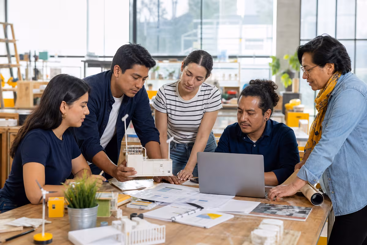 Equipo diverso desarrolla un prototipo en un laboratorio de innovación